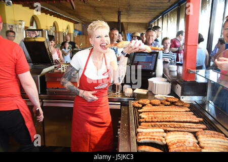 Melanie Müller l'ouverture d'un stand lors de la Bratwurst Ballermann Majorque. Avec : Melanie Müller Où : Palma, Majorque, Espagne Quand : 14 Avr 2017/WENN.com Starpress Crédit : Banque D'Images