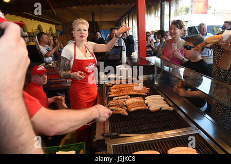 Melanie Müller l'ouverture d'un stand lors de la Bratwurst Ballermann Majorque. Avec : Melanie Müller Où : Palma, Majorque, Espagne Quand : 14 Avr 2017/WENN.com Starpress Crédit : Banque D'Images