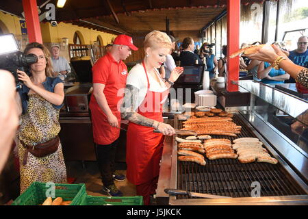 Melanie Müller l'ouverture d'un stand lors de la Bratwurst Ballermann Majorque. Avec : Melanie Müller Où : Palma, Majorque, Espagne Quand : 14 Avr 2017/WENN.com Starpress Crédit : Banque D'Images