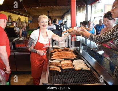 Melanie Müller l'ouverture d'un stand lors de la Bratwurst Ballermann Majorque. Avec : Melanie Müller Où : Palma, Majorque, Espagne Quand : 14 Avr 2017/WENN.com Starpress Crédit : Banque D'Images