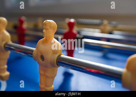 Un vieux fussball, baby foot ou baby-foot jeu qui a peint en blanc et rouge les joueurs Banque D'Images