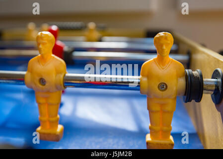 Un vieux fussball, baby foot ou baby-foot jeu qui a peint en blanc et rouge les joueurs Banque D'Images