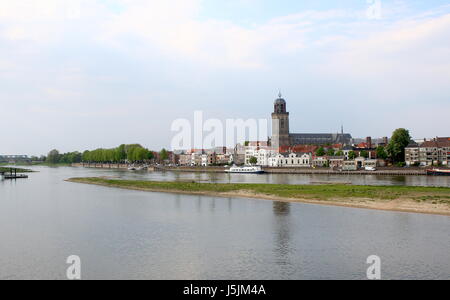Panorama de la rivière IJssel à Deventer, Pays-Bas. Skyline avec Saint Lebuinus Lebuïnus Grote Kerk (église). River Harbour View b&b / terres de lavage en premier plan Banque D'Images