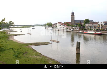 Panorama de la rivière IJssel à Deventer, Pays-Bas. Skyline avec Saint Lebuinus Lebuïnus Grote Kerk (église). River Harbour View b&b / terres de lavage en premier plan. Banque D'Images