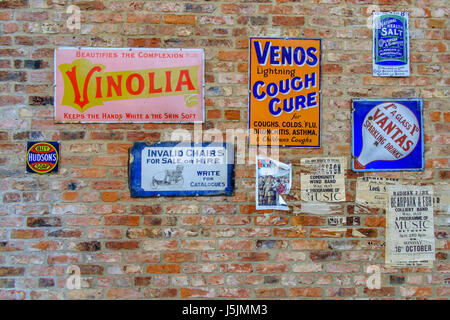 L'émail à l'ancienne les panneaux publicitaires affichées à Beamish, qui est un musée vivant dans le nord-ouest de l'Angleterre. Banque D'Images