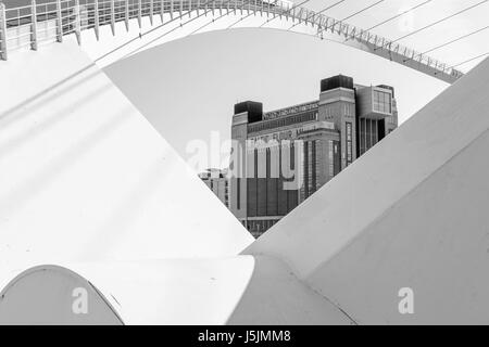 Newcastle upon Tyne avec la Gateshead Millennium Bridge et Baltic Centre for Contemporary Art à Gateshead, Tyne et Wear, Angleterre, Royaume-Uni. Banque D'Images