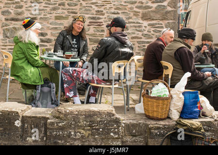 Un groupe d'amis de prendre un verre à l'extérieur d'un café à hay-on-Wye, qui est célèbre pour son festival littéraire. Banque D'Images