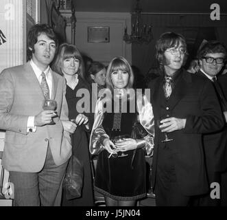 Paul McCartney, des Beatles, avec sa petite amie l'actrice Jane Asher, et John Lennon, des Beatles, également avec son épouse Cynthia 'ce soir' pamplemousse a tenu dans la Suite Mayfair du Hanovre, Grand Londres. Le pamplemousse '' sont un groupe new beat, qui célébraient la sortie de leur premier single RCA 'cher Delilah'. Banque D'Images