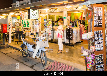 Shopping touristique pour des cartes postales dans une boutique de souvenirs à pai, Mae Hong Son, Thaïlande province Banque D'Images
