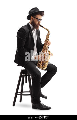 Musicien de jazz jouant un saxophone et assis sur une chaise isolé sur fond blanc Banque D'Images