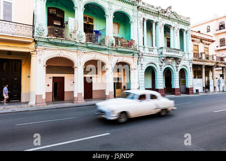 Vieille voiture de collection sur le Malecon Cuba La Havane, le Malecon La Habana Cuba, Cuba Malacon voiture américaine classique, le Malecon Cuba street rues de Cuba Banque D'Images