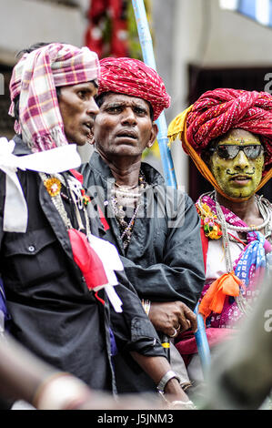 Udaipur, Inde, le 14 septembre 2010 : un groupe de hijra Indien à jouer de la musique et le chant un une rue. Banque D'Images