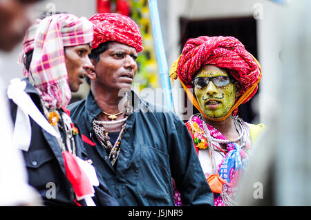 Udaipur, Inde, le 14 septembre 2010 : un groupe de hijra Indien à jouer de la musique et le chant un une rue. Banque D'Images