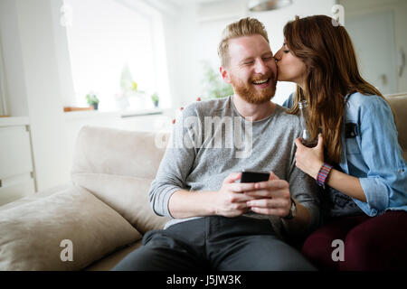 Jeune couple romantique exprimant leur amour par le baiser Banque D'Images