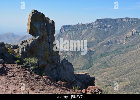 Le point de vue de la montagnes Chiso du haut de la piste de la mine perdue à Big Bend National Park au Texas Banque D'Images