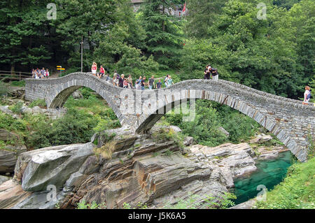 Les touristes d'admirer l'arc double pont romain en pierre Ponte dei Salti Banque D'Images