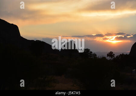 Le coucher de soleil à travers la fenêtre à Mont Chiso bassin dans le parc national Big Bend au Texas Banque D'Images