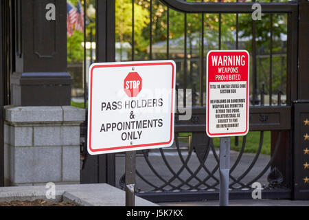 Les détenteurs de laissez-passer et des nominations uniquement et aucun signe d'armes à l'entrée à la Maison Blanche Washington DC USA Banque D'Images
