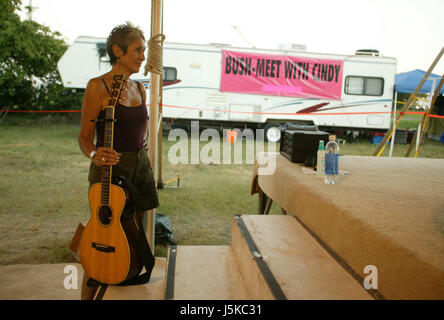 La chanteuse folk Joan Baez et activiste politique prépare l'exécution d'une histoire de l'activisme dans le début des années 1960 au Camp Casey 2 près de l'entrée de George W. Bush's ranch de Crawford, au Texas. Baez a été accompli pour la deuxième fois. (Photo de Jeremy Hogan)Manifestations contre George W Bush prendre place près de son domicile à Crawford, Texas au cours de l'été 2005. L'activiste anti-guerre Cindy Sheehan avait commencé les manifestations après que son fils Casey Sheehan a été tué en Irak pendant l'invasion américaine. Sheehan a exigé que Bush pour lui parler de la guerre, et lorsqu'il n'a pas, elle a mis en place une manifestation devant son ranch. Banque D'Images