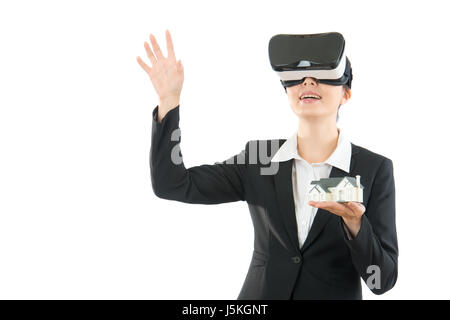 Beau portrait d'organiser de l'information sur copyspace air avec holding maison de mini modèle et le port de visualisation appareil VR o construction bâtiment complet Banque D'Images