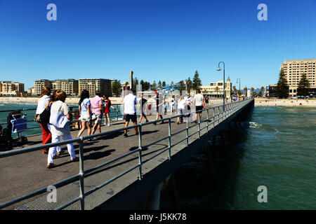 Balades touristiques sur la jetée de la plage de Glenelg près d'Adélaïde. Banque D'Images