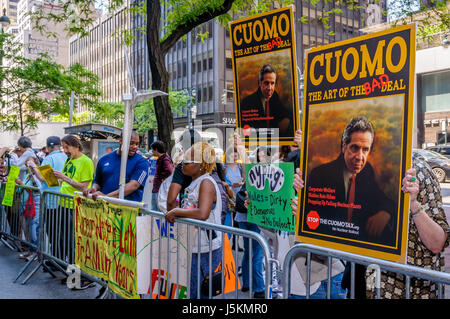 New York, USA. 17 mai, 2017. Les défenseurs de l'énergie renouvelable se sont rassemblées devant Gov. Andrew Cuomo's Bureau de Manhattan le 17 mai 2017 ; à lui dire que les New-yorkais ne tiennent pas en place pour son plan de sauvetage nucléaire, qui devrait coûter 7,6 milliards de dollars des contribuables au cours des 12 prochaines années. Crédit : Erik McGregor/Pacific Press/Alamy Live News Banque D'Images