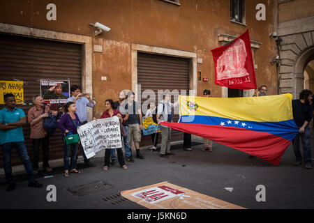 Rome, Italie. 17 mai, 2017. Les protestataires faire preuve de solidarité pour le président vénézuélien Nicolas Maduro et le peuple de la République bolivarienne du Venezuela, contre l'ingérence extérieure des USA, OSA, l'UE et leurs alliés et contre la violence de la droite de coup d'État au Venezuela Crédit : PACIFIC PRESS/Alamy Live News Banque D'Images