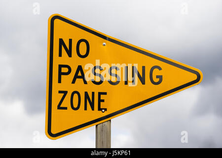 Un signe de réflexion vissé sur un post, pas de zone de passage Banque D'Images