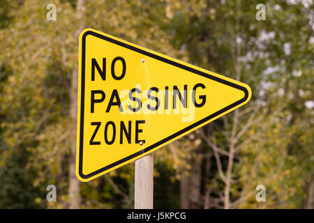 Un signe de réflexion vissé sur un post, pas de zone de passage Banque D'Images