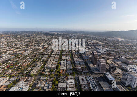 Vue aérienne de Glendale en Californie avec le centre-ville de Los Angeles dans l'arrière-plan. Banque D'Images