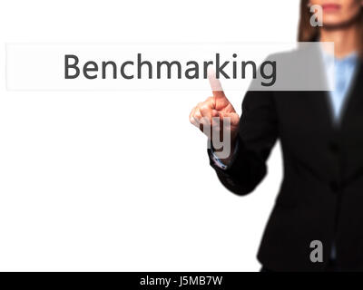 Benchmarking - south réussie l'utilisation de technologies innovantes et le doigt appuyant sur le bouton. La technologie de l'avenir, l'entreprise et concept. St Banque D'Images