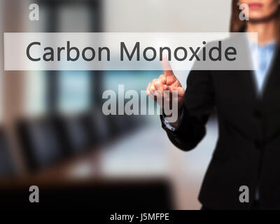 Monoxyde de carbone - main de femme isolée touchant ou en se dirigeant à bouton. Business et technologie de l'avenir concept. Stock Photo Banque D'Images