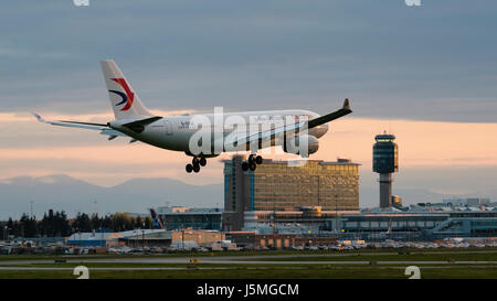 China Eastern Airlines avion airplane landing Vancouver International Airport Terminal twilight crépuscule extérieur voir Airbus A330 Jetliner B 1-800-283-5936 Banque D'Images