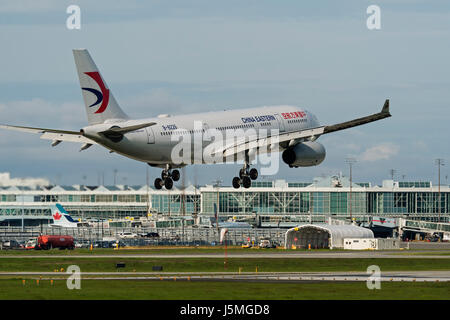 China Eastern Airlines avion airplane landing Vancouver International Airport Terminal vue extérieure Airbus A330 Jetliner Banque D'Images