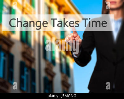 Le changement nécessite du temps - Businesswoman part appui bouton sur l'interface de l'écran tactile. Le commerce, la technologie, internet concept. Stock Photo Banque D'Images