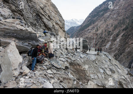 Touristes traversant sur le glissement dans l'Himachal Pradesh Banque D'Images