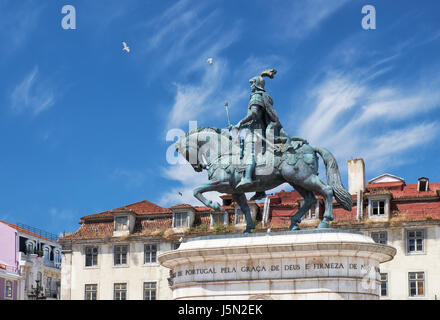 La statue équestre en bronze du roi João I, par le sculpteur Leopoldo de Almeida, sur la place du Figuier (Praca da Figueira) dans le centre de Lis Banque D'Images