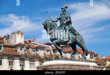 La statue équestre en bronze du roi João I, par le sculpteur Leopoldo de Almeida, sur la place du Figuier (Praca da Figueira) dans le centre de Lis Banque D'Images