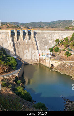 Pomarao barrage et d'une centrale hydroélectrique sur la rivière Guadiana Chanza près de réservoir sur la frontière entre le Portugal et l'Espagne Banque D'Images