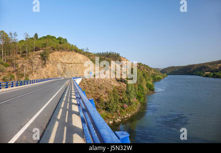 La partie inférieure du Pont international de Guadiana à la frontière entre le Portugal et l'Espagne Banque D'Images