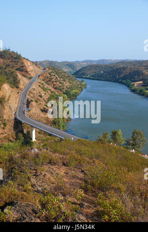 La partie inférieure du Pont international de Guadiana à la frontière entre le Portugal et l'Espagne Banque D'Images