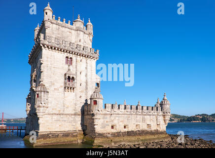 Prise de vue au grand angle de la Tour de Belém (tour de St Vincent) sur le Tage à Lisbonne avec reflet dans l'eau sur fond de ciel bleu, Portugal Banque D'Images