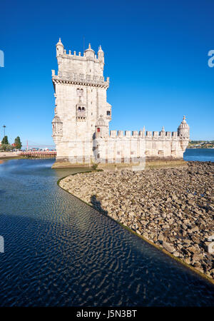 Prise de vue au grand angle de la Tour de Belém (tour de St Vincent) sur le Tage à Lisbonne avec reflet dans l'eau sur fond de ciel bleu, Portugal Banque D'Images