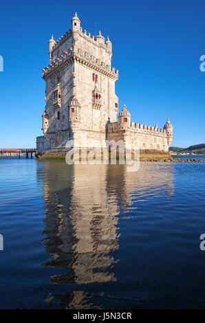 Prise de vue au grand angle de la Tour de Belém (tour de St Vincent) sur le Tage à Lisbonne avec reflet dans l'eau sur fond de ciel bleu, Portugal Banque D'Images