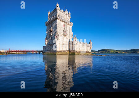 Prise de vue au grand angle de la Tour de Belém (tour de St Vincent) sur le Tage à Lisbonne avec reflet dans l'eau sur fond de ciel bleu, Portugal Banque D'Images