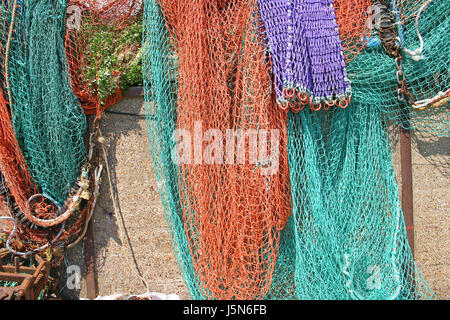 Couleur Couleur ou filets de pêche suspendus dans le soleil pour sécher. Banque D'Images