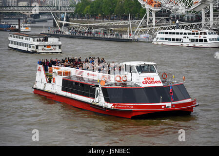 Millénaire de paix City Cruises est un M2 design catamaran Riverliner par Eddie Woods d'Anglia construit par Vosper Thorneycroft opérant sur Thames Banque D'Images