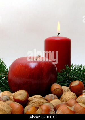 L'avent bougie feu apple pomme noix conflagration noël x-mas cireur Banque D'Images