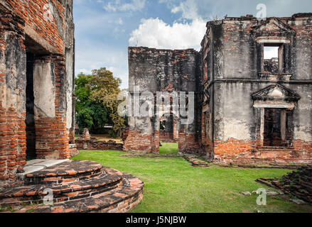 Temple en ruines antiques de Lopburi à ciel couvert, Thaïlande Banque D'Images