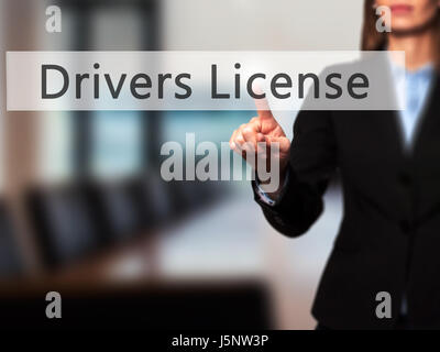 Drivers License - Businesswoman part appui bouton sur l'interface de l'écran tactile. Le commerce, la technologie, internet concept. Stock Photo Banque D'Images